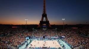 为什么AA在翻牌圈遇到三张同花牌时，必须采取保守的控池策略？（当翻牌圈出现三张同花牌时，持有AA为何应选择保守控池？）